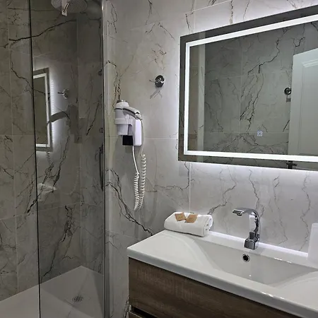1er Consul Hotel 2*