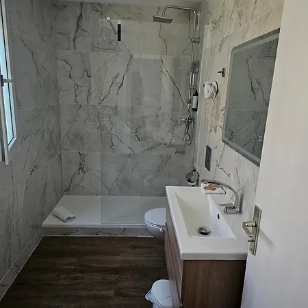 1er Consul Hotel 2*